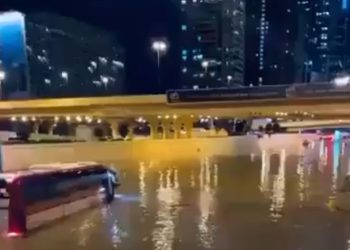 두바이 2년치 비 한꺼번에…도로·활주로 물바다(영상)