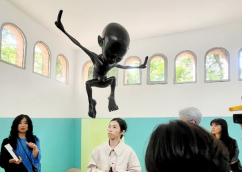 [2024 베니스비엔날레]향 내뿜는 ‘검은 우스’ 인기(영상)