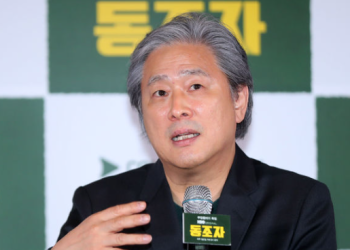 “스파이와 영화감독은 하는 일이 비슷해요”