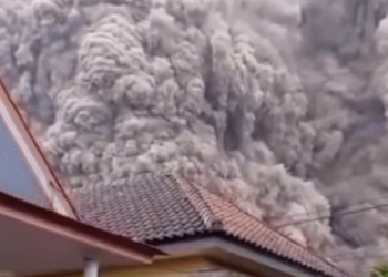 “빨리 도망가”…인니 화산 분화에 사방 잿빛 구름(영상)