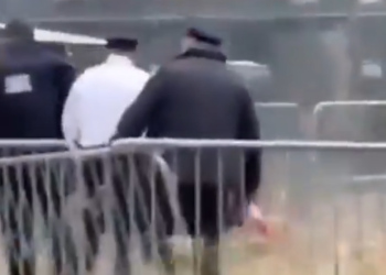 ‘트럼프 재판 중’ 뉴욕 법원 앞에서 남성 분신…스스로 불 붙여