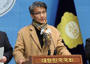 김건희 여사에 명품백 건넨 목사, 스토킹 혐의 적용