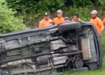 충돌사고 뒤집힌 차량 시민들이 바로 세워 화제(영상)