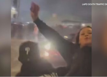 불법도로점거 아수라장 셀카 찍던 여성 차에 치여 사망