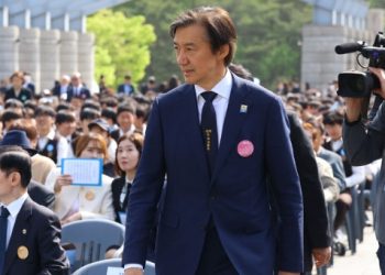 조국, “윤석열, 나도 만나달라”