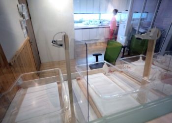 관 뚜껑 닫으려는 순간 ‘응애’ 살아난 아기…그러나