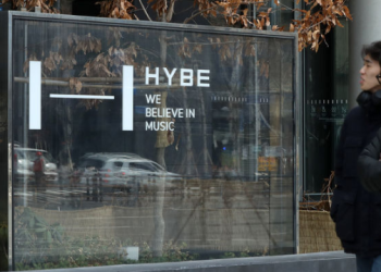 하이브, 하이브 자회사와 갈등…뉴진스 컴백 앞두고 소속사 분쟁