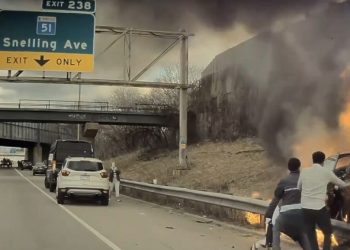 프리웨이서 차량 화재, 시민들이 나서 운전자 구해(영상)