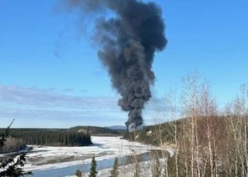 알래스카서 C-54 군수송기 추락…탑승자 2명(영상)