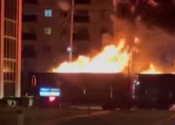 불길 활활 치솟는데…시내 달린 불타는 열차(영상)