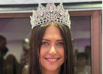 20대 제치고 60대 여성 아르헨 미인대회 ‘왕관’