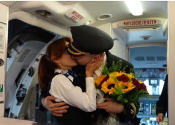 “소중한 사람이 탔다”…비행 중 조종실 나온 기장이 한 일(영상)