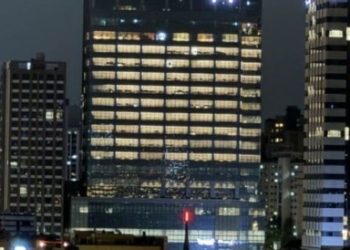 불화설 터진 하이브 불켜진 사옥 모습…밤 11시 ‘야근중’