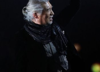 ‘歌皇 은퇴식’ 시작됐다…나훈아 “섭섭하냐? 그래서 그만둔다”