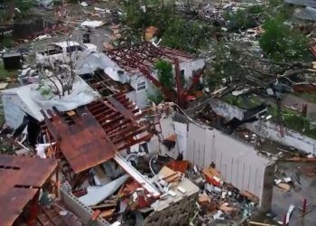 토네이도 강타, 4명 죽고 100여명 부상(영상)