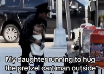 [화제] “4살난 딸이 노점상에게 안겼어요”…무슨 사연(영상)