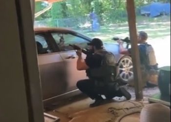 체포영장 집행 연방마샬 경관 4명 사망.. 범인과 총격전