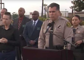 백주 대낮 LA 셰리프 경관, 매복괴한에  저격 당해…모터사이클 신호대기 중