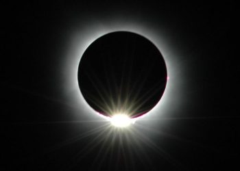 역대급 개기일식…’다이아 반지’ 장면 순간 포착