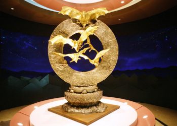 “아파트 10채 팔아도 못산다”…’150억’ 황금박쥐상에 ‘우르르’