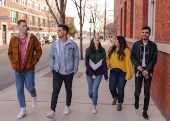 [화제] “대학 왜 가?” .. 10대들, 대학 대신 ‘용접·배관공’ 열풍