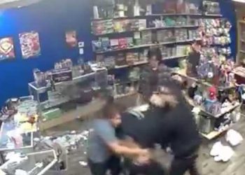 게임샵 직원들, 강도와 몸싸움 벌였지만…결국 (영상)