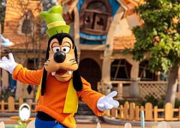 “구피가 밀어 넘어졌다” 여성관람객, 디즈니랜드 소송