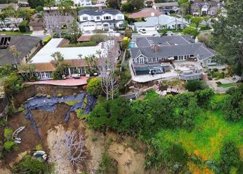 수백만달러 저택 3채 연쇄 붕괴 직전…뒷마당 무너져내려