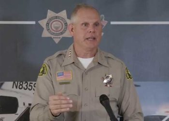 총-도끼 들고 경찰에 대들던 남성 체포