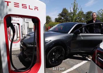 개빈 뉴섬, “모든 차종 전기자, 테슬라 충전소 이용 가능”