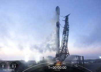 스페이스 X 팰컨 9 로켓 우주 발사 뒤 무사 착륙