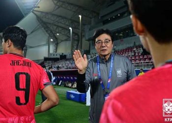 ‘U-23 아시안컵 첫 승’ 황선홍 감독 “선수들의 의지로 해냈다”