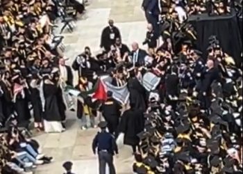 학사모 쓴채 “가자전쟁 멈춰라”…전국 대학 졸업식서 반전시위, 수백명 체포(영상)