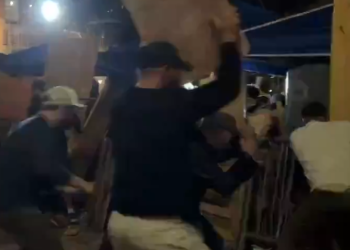 (3보) UCLA 반이-친이 충돌, 최악 폭력사태…경찰과 대치(영상)