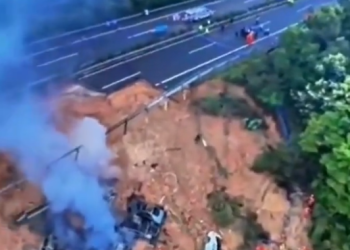 고속도로 붕괴 사망자 48명으로 늘어 … 차량 23대 추락(영상)