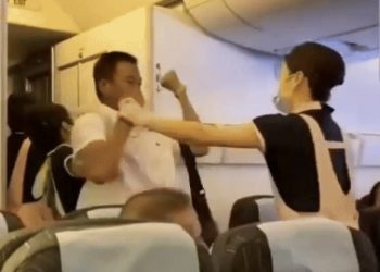 대만발 샌프란행 기내 승객 난동, 여 승무원이 제압(영상)