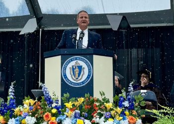 [화제] 졸업식장 나타나…졸업생 전원 500달러 봉투 2장씩 뿌려