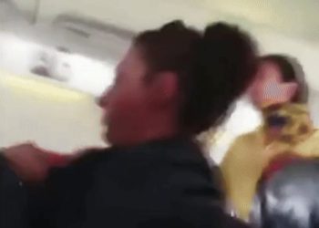 [영상]“기내 안전벨트 생과 사 가른다”…승객 튕겨 올라 공중제비