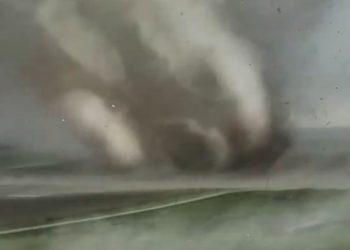 아이오와 시속 265㎞ 괴물토네이도 강타(영상)