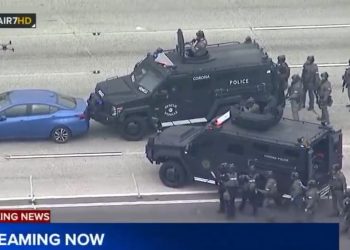 애너하임 91번 Fwy 경찰과 대치 무장 남성 숨져…경찰, “쏘지 않았다”(영상)