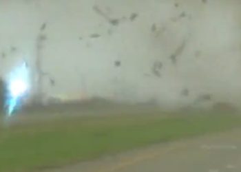 텍사스 등 남부 폭풍우 15명 사망.. 주택· 정류소 폐허(영상)