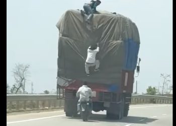 영화 같은 도둑질 수법 ….달리는 트럭서 물건 훔치기