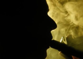 “검은색 소변 나와”…전자담배 중독으로 실려간 미 10대