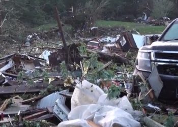 중남부 토네이도 공포 22명 사망, 수십만가구 정전(영상)