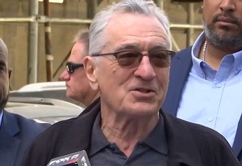 바이든 지지 영화배우 드 니로, 트럼프 재판 법원 앞 기자회견