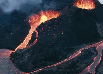 아이슬란드 그린다비크 화산 또 폭발 시작.. 용암 50미터 솟구쳐