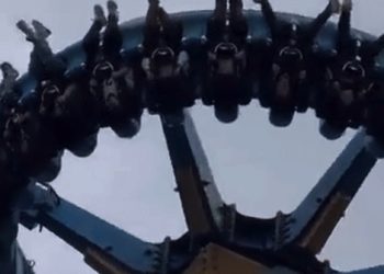 갑자기 멈춘 놀이기구 거꾸로 매달려…비명·구토 ‘공포'(영상)