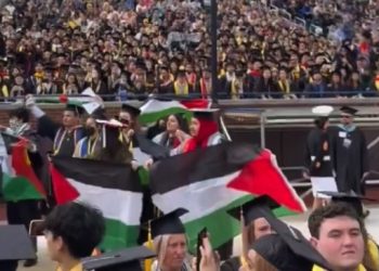 학사모 쓴채 “가자전쟁 멈춰라”…전국 대학 졸업식서 반전시위, 수백명 체포(영상)