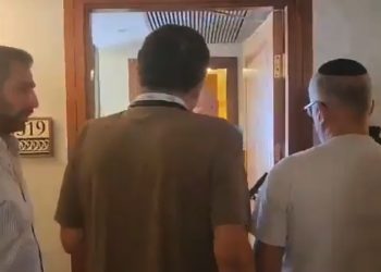 ‘막나가는’ 이스라엘군, 알자지라방송 급습…폐쇄 명령(영상)