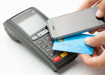 카드빚 허덕이는 미 20대 , 연봉 안올랐는데 렌트 22% 급등…고금리에 크레딧점수 급락